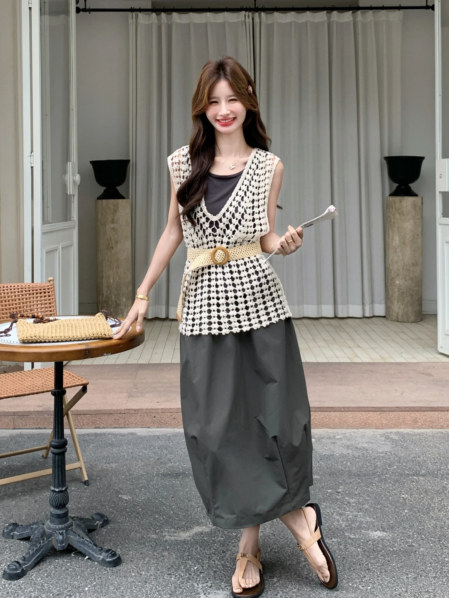 私服で夏を楽しむには、韓国風のレース編みベストと花柄スカートがおすすめ？