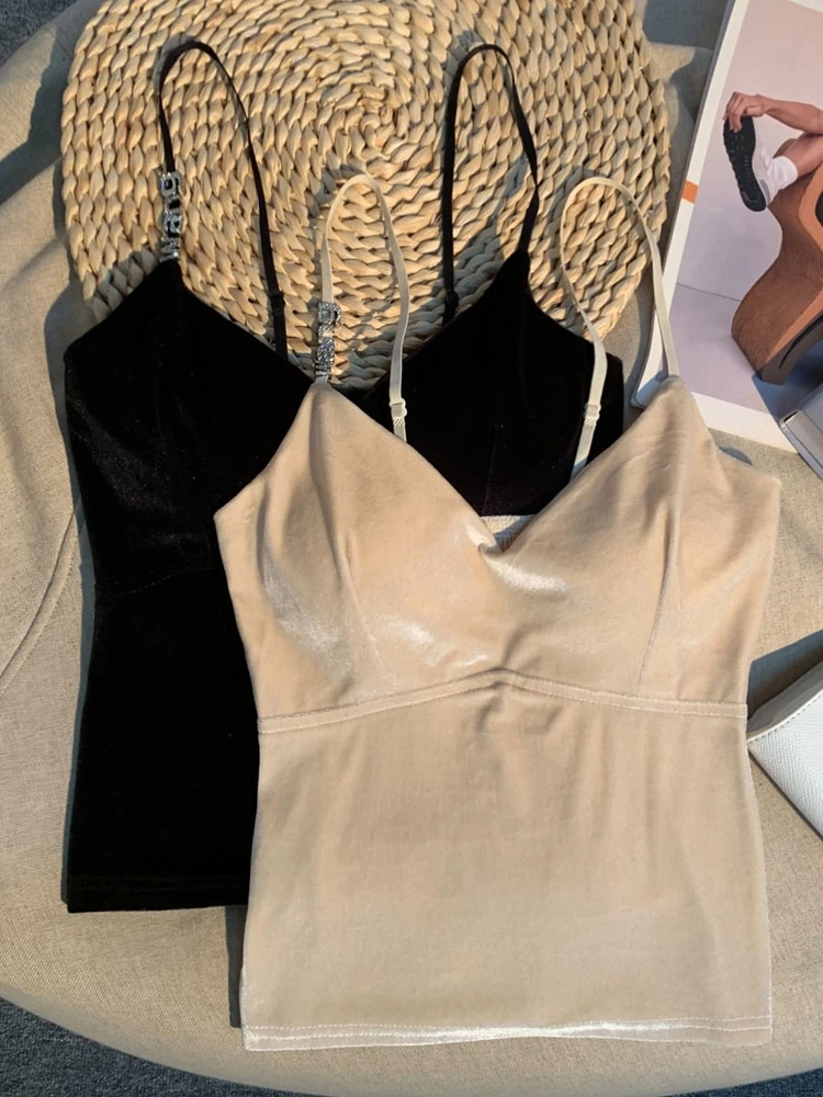 大人可愛い服 40代コーデ フランス風ベルベットタンクトップの特徴と実用性