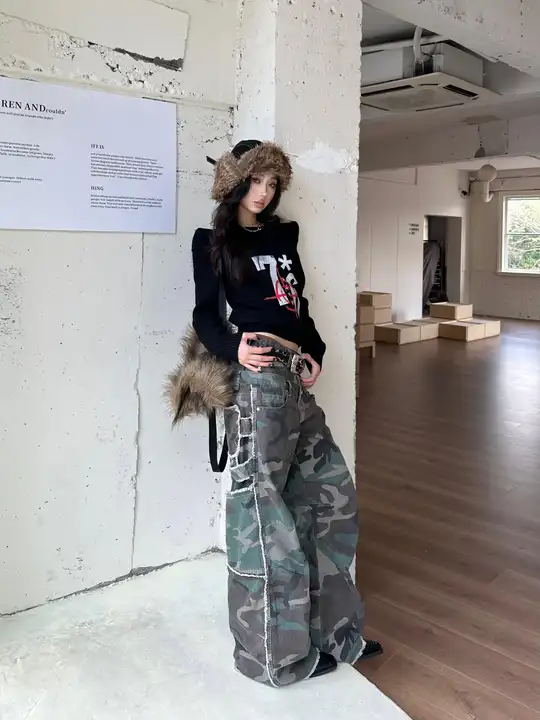 カモフラージュ柄のワイドレッグワークパンツ【多ポケット・ヴィンテージスタイル・フィット】（セットアップ対応）