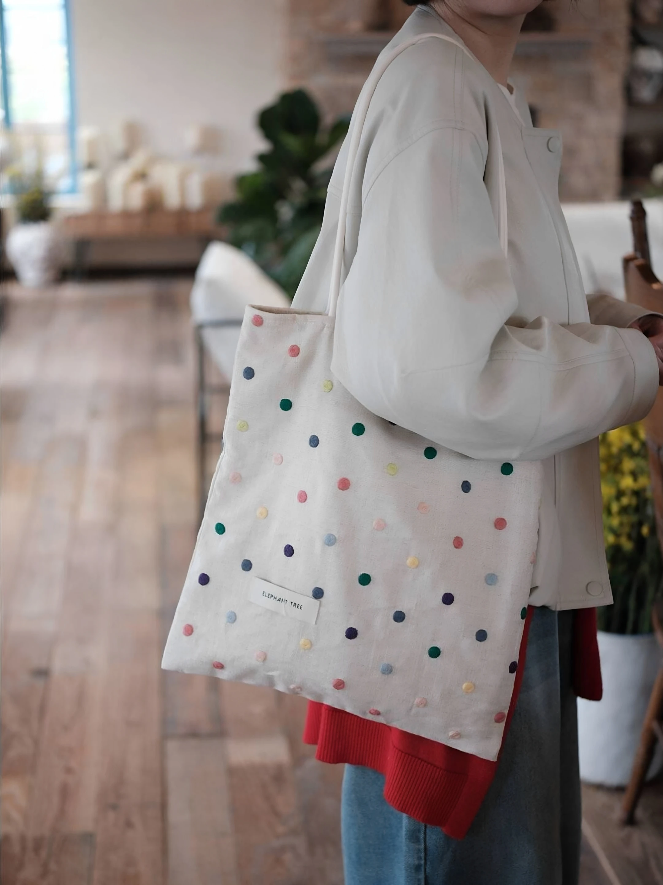 薄手リネン刺繍ドットデザインのトートバッグ：ファッションと実用性を両立する大容量エコバッグ