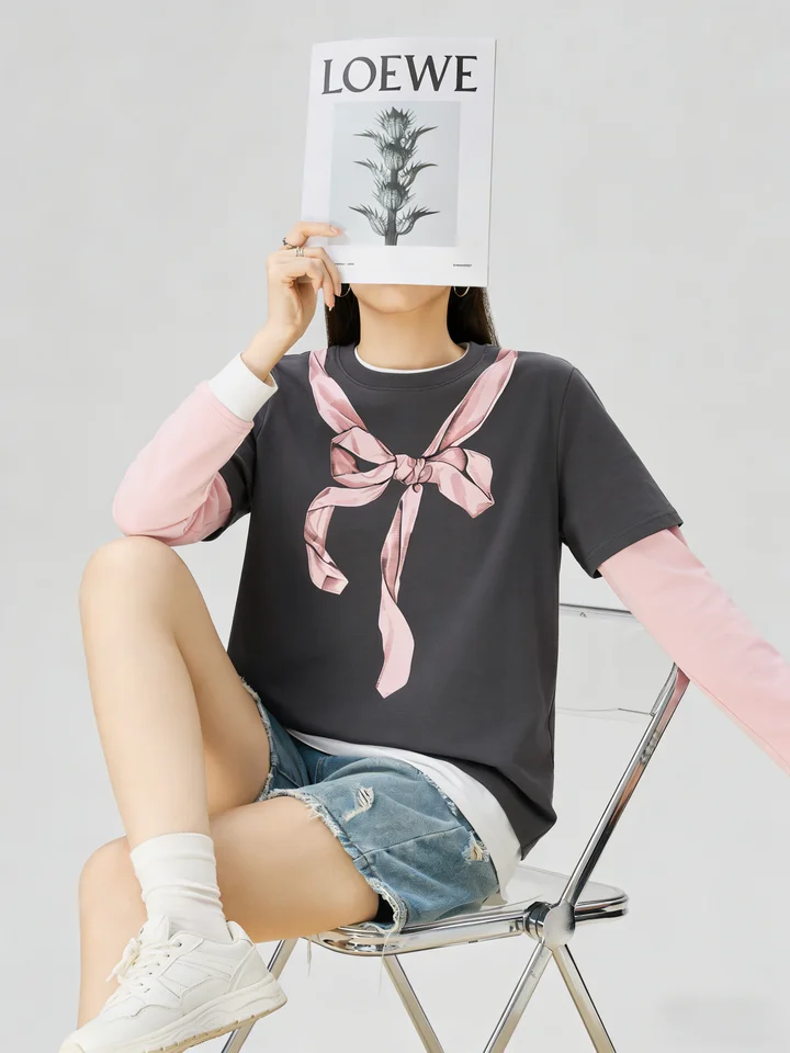 グレーとピンクのバイカラーリボンプリント長袖Tシャツ【デザイン性あり・スリムフィット】