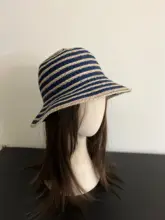 女性用のハイエンドでエレガントなストライプの顔が見える小さな日よけ帽子