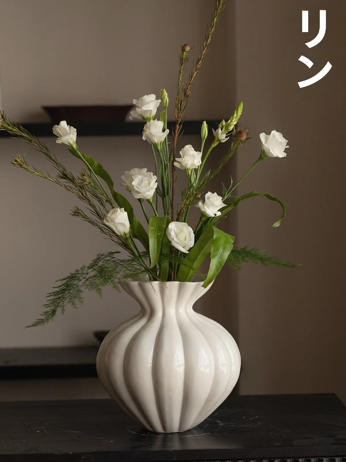景徳鎮製白陶花瓶 バタフライリボンデザイン：北欧風アートフラワー用の台面花器とは