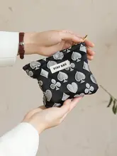 黒の旅行用化粧ポーチ【コンパクト・化粧品・生理用品収納、携帯可能】（セットアップ対応）