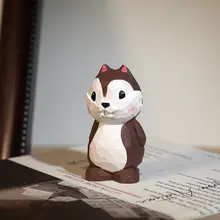 可愛い花栗鼠の木製デスク装飾【ハンドメイド・キャラクター小物】