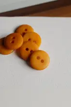 マットオーカー色のシンプルな2孔ボタン【アイボリー・パーム素材】