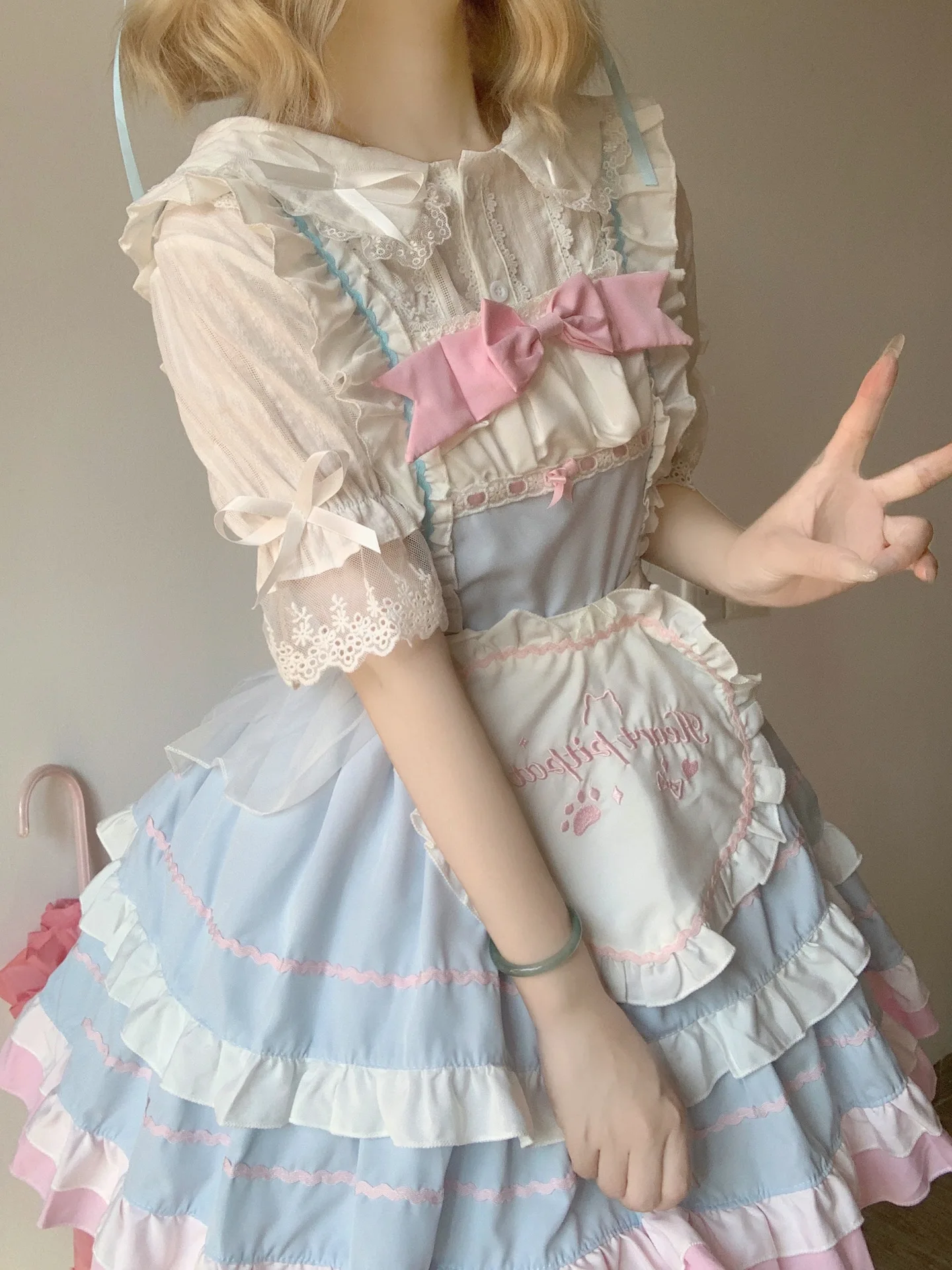 お姫様服イラストで決める夏の1着は？ロリータ風のドールカラー半袖シャツが今、注目されている理由