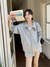 浅灰色の襟付きショート丈パーカーとスカート【春秋用・カジュアルスタイル・女性用】（セットアップ対応）