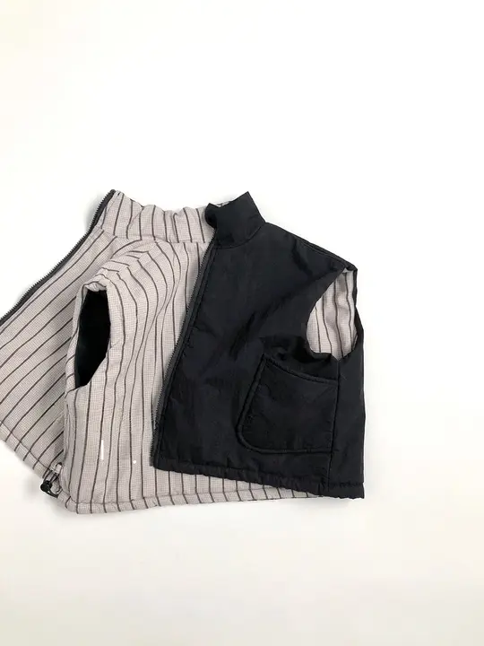 おしゃれなリバーシブルキッズベスト【秋冬用・暖かい・ゆったりデザイン】（セットアップ対応）