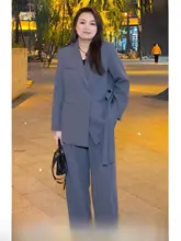 秋季向け花柄 デザインの大きいサイズ女性用ジャケット【全体をすっきり見せる・ロングパンツ・カジュアルスタイル】（セットアップ対応）