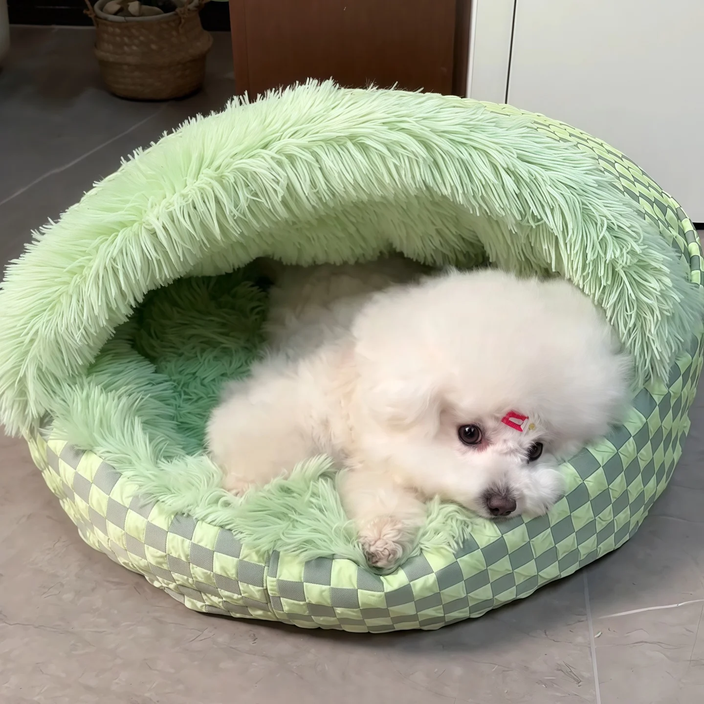 冬季用の保温半封閉型ペットベッド：長毛フリースで中型犬・猫に最適な暖かさ設計