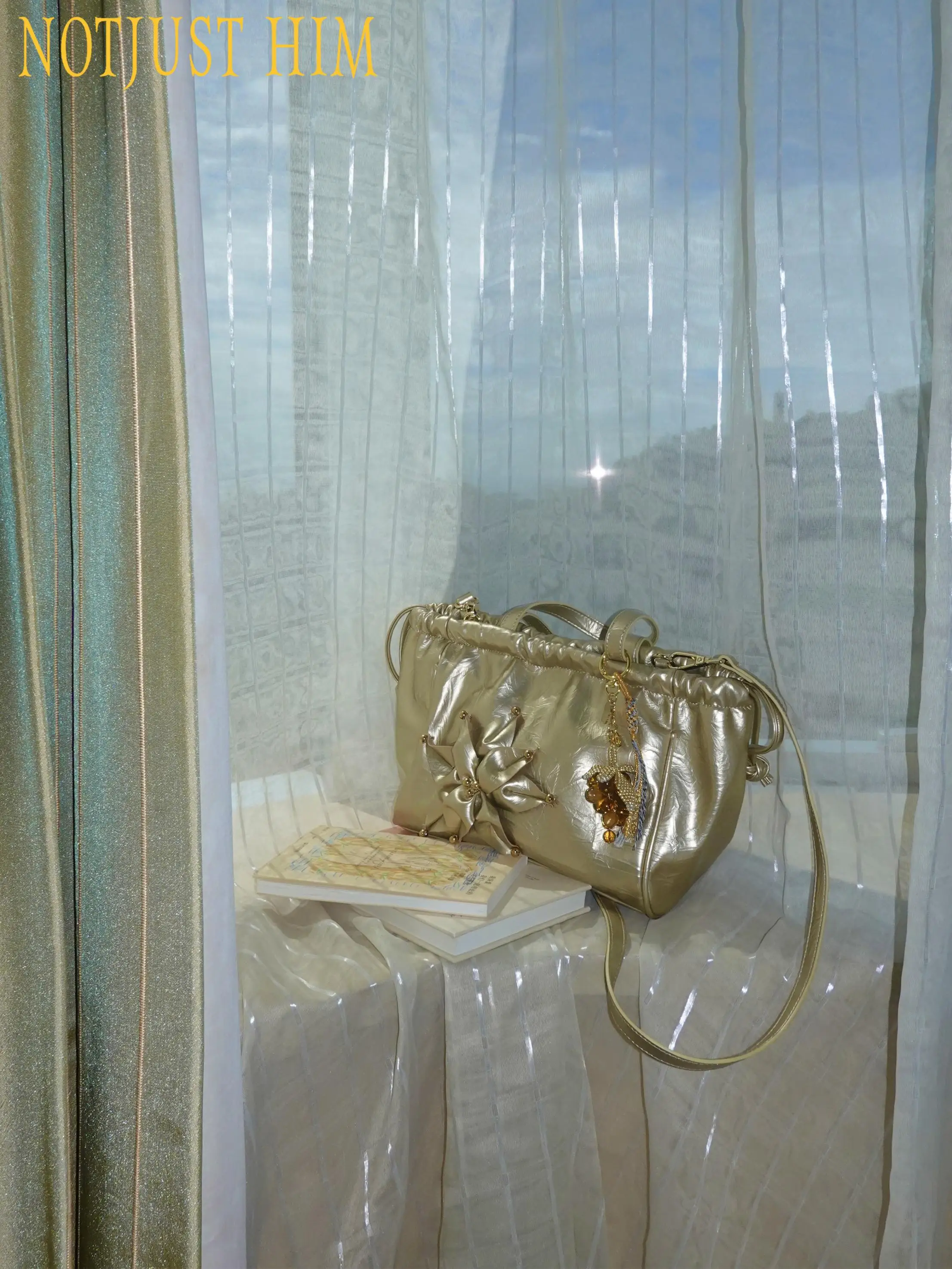 10万円以内で軽くおしゃれなバッグを選ぶなら、この花柄手提バッグがおすすめ！