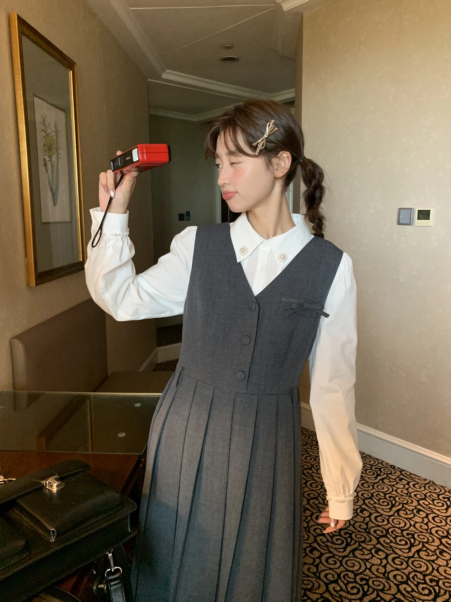 40代の忘年会に着る服は、知的な印象を与えるスーツベストワンピースがベスト？
