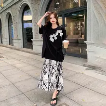 可愛らしいデザインのTシャツとフラワープリントのスカート【夏用・女性・フィット感あり】（セットアップ対応）