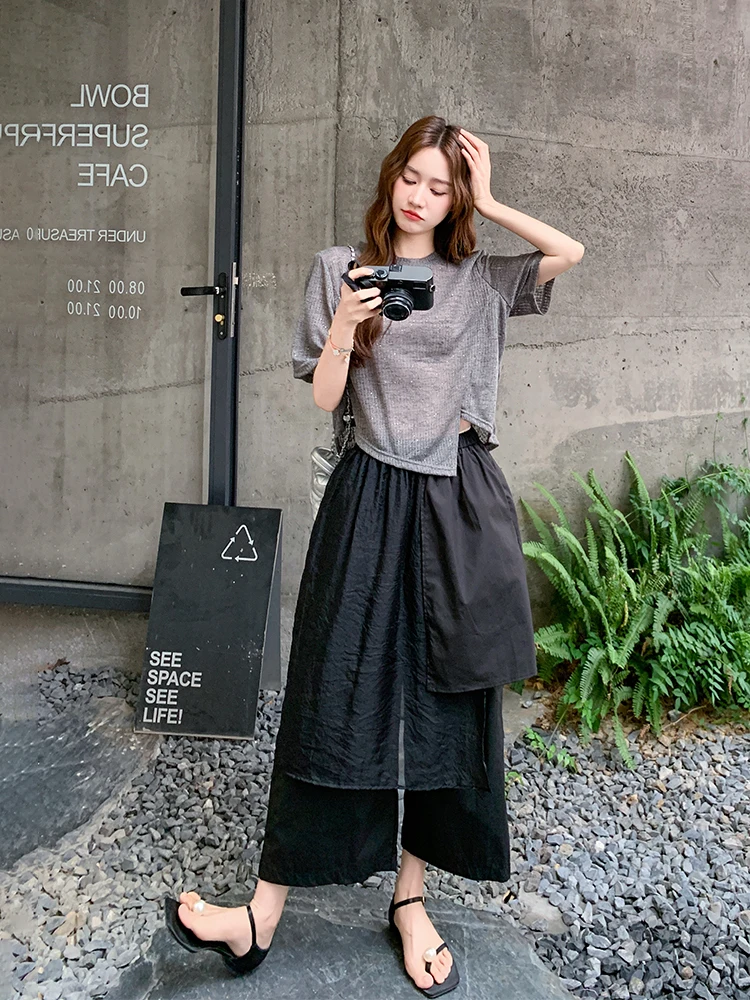 夏のストリートコーデで失敗しない、Tシャツと不規則ワイドパンツの組み合わせは？