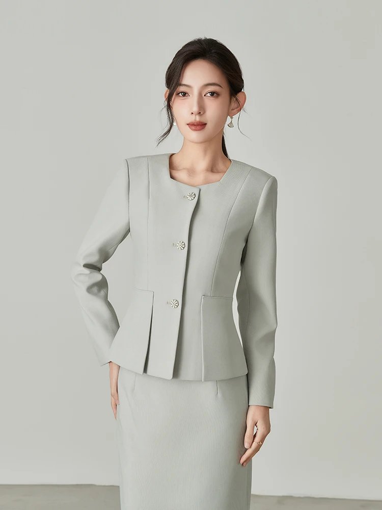 通勤スーツに悩む女性に、今こそ選ぶべき「小香風の上着とタイトスカート」は？