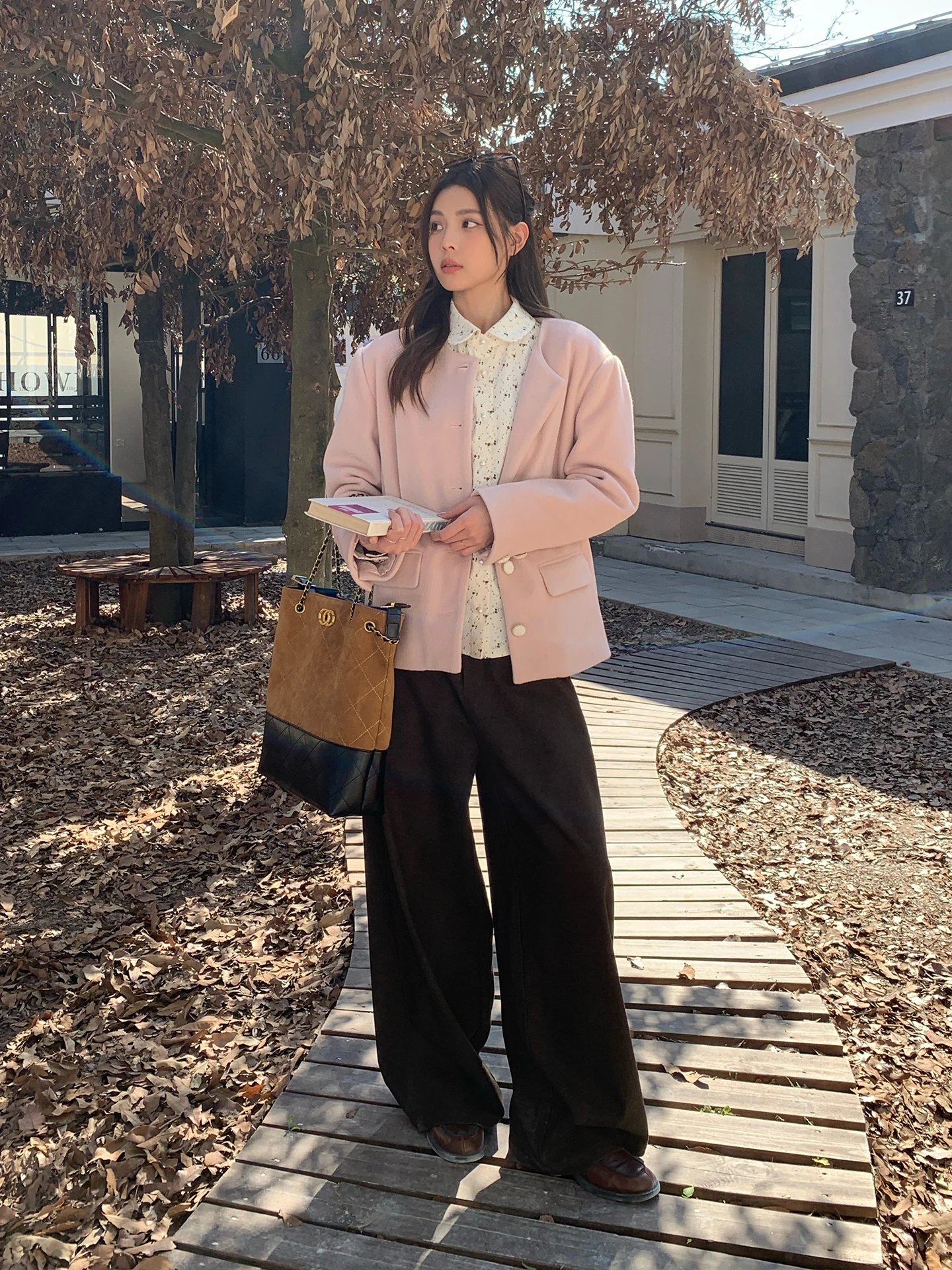 2025冬に着るべきカジュアルスーツパンツは？40代女性の通勤スタイルを救うアイテムとは？