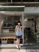 シンプルなチックデザインのオフショルダーブルーシャツ【夏用・ゆったり・トレンド感】
