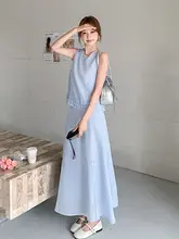 浅い青の木の葉のようなデザインの女性用トップスとスカートのコーディネート（セットアップ対応）