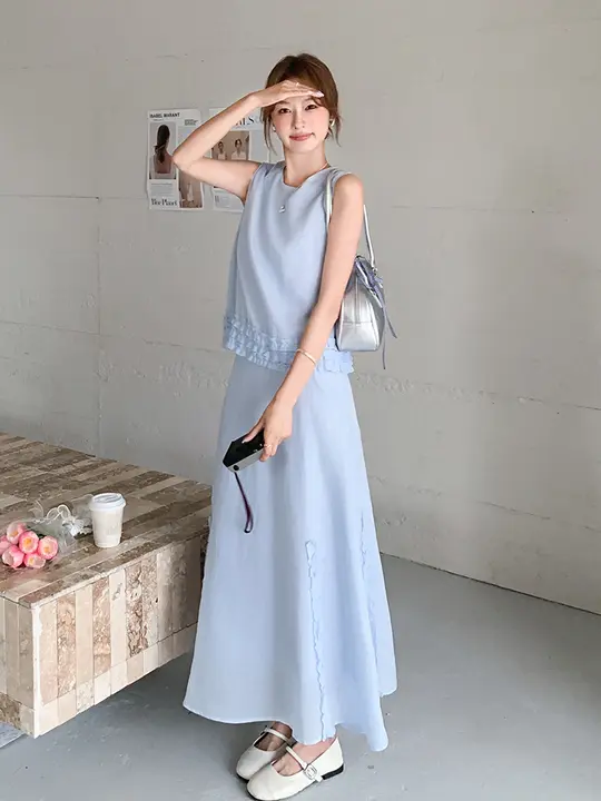 浅い青の木の葉のようなデザインの女性用トップスとスカートのコーディネート（セットアップ対応）