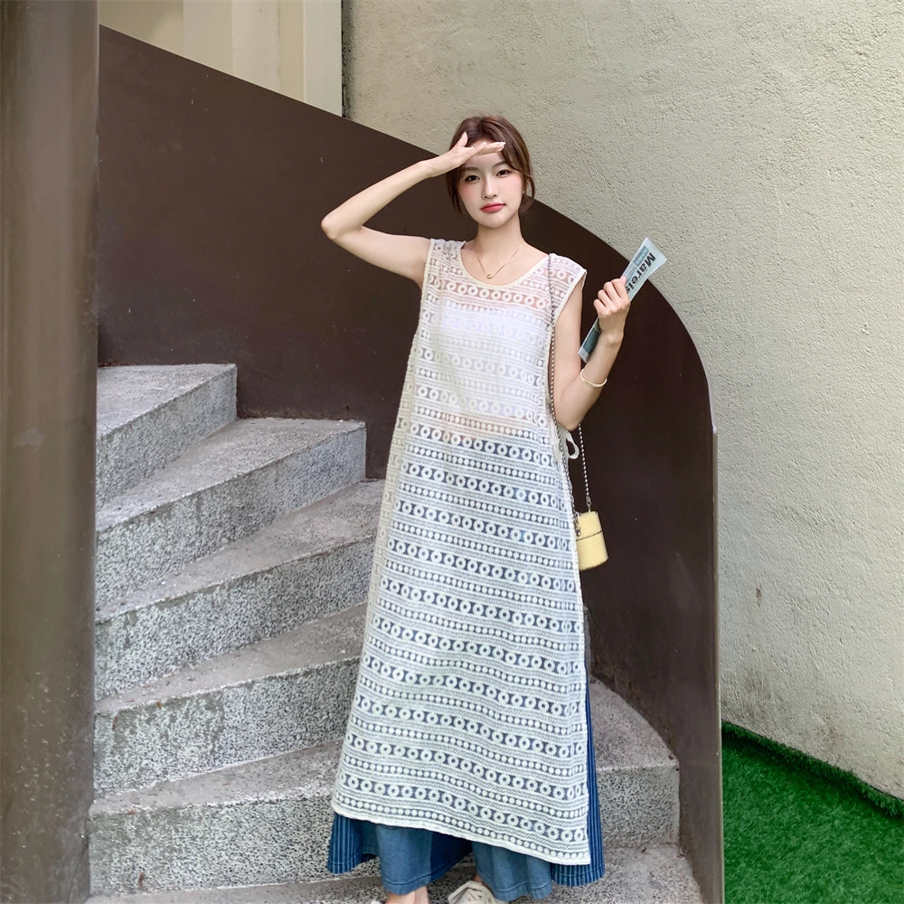 23度の夏に着るべき服は、エレガントで軽いレースワンピースとデニムワイドパンツのセットアップ？