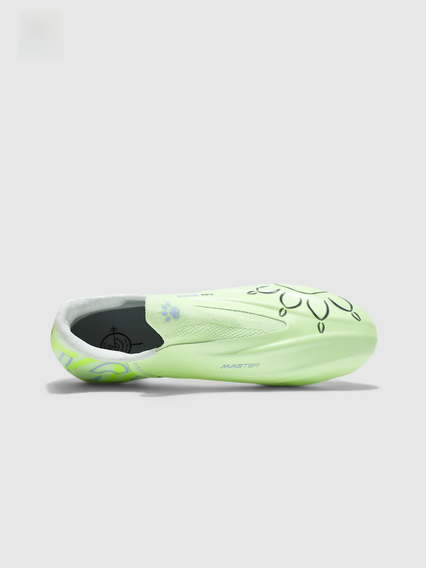 サッカーボツをどう選ぶ？天然芝で活躍するKELMEのトレーニングシューズが本当の価値を教えてくれる