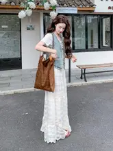 美しいデザインの刺繍デニムベストとTシャツ、レースのスカートのコーディネート（セットアップ対応）