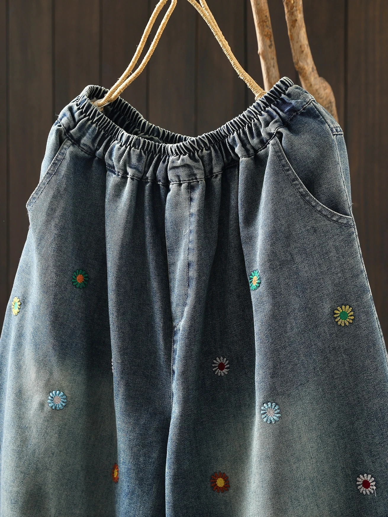 小花刺繍入りデザイン 五分丈デニムパンツ：50代女性向けカジュアルファッションの軽さと通気性を実現