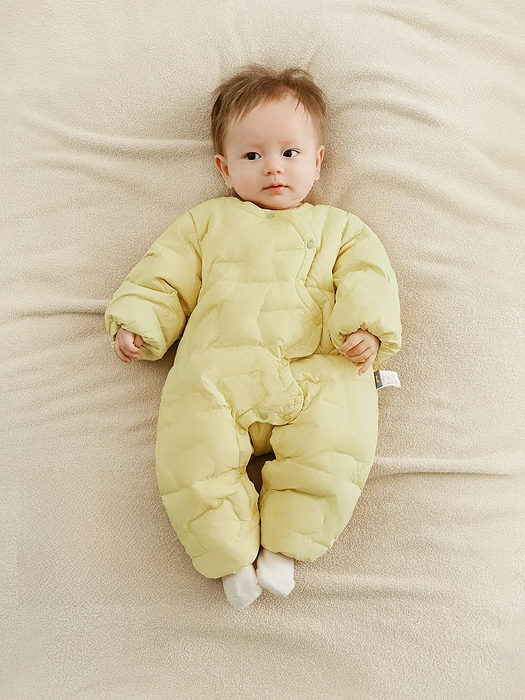 冬用ベビー用ダウンオールインワン：新生児の冬眠時服装選びにおける保温性と安全性の実証