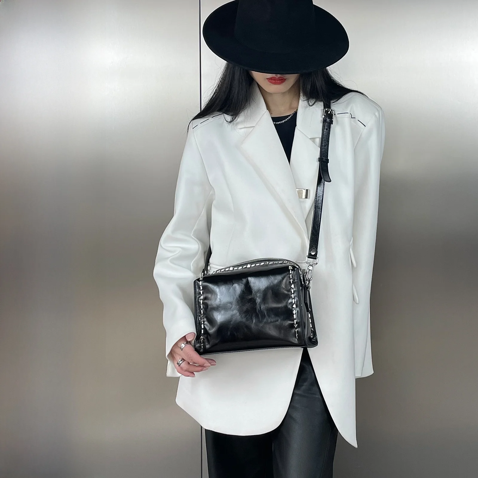 ロックスタイルのスタッズ付きクッションバッグ：摩登中性風の女性向けショルダーバッグ