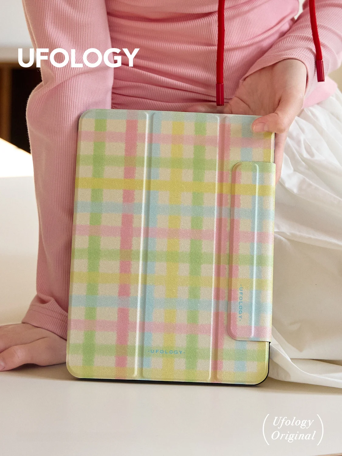 春のチェック柄iPad用保護ケース：磁気吸着で多様なモデルに対応