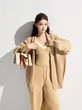 秋用Vネックカラーコンビニットカーディガン【ゆったりフィット・トレンドの絞りデザイン】とストレートロングパンツ（セットアップ対応）