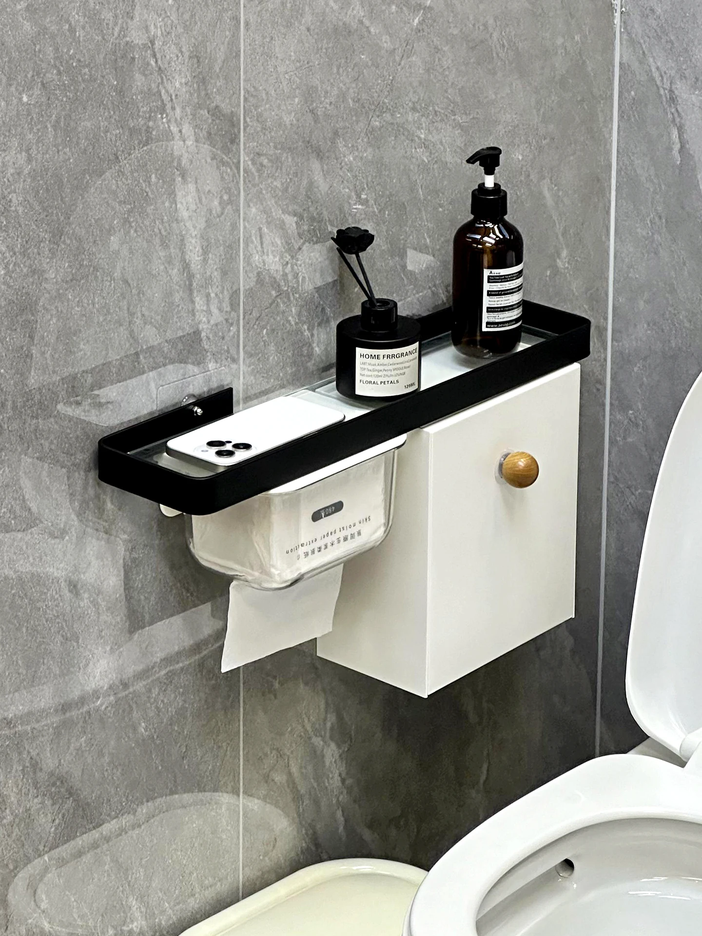 トイレ横の狭いスペースを有効活用！ガラス製壁掛け収納ラックの収納効率と実際の使い方