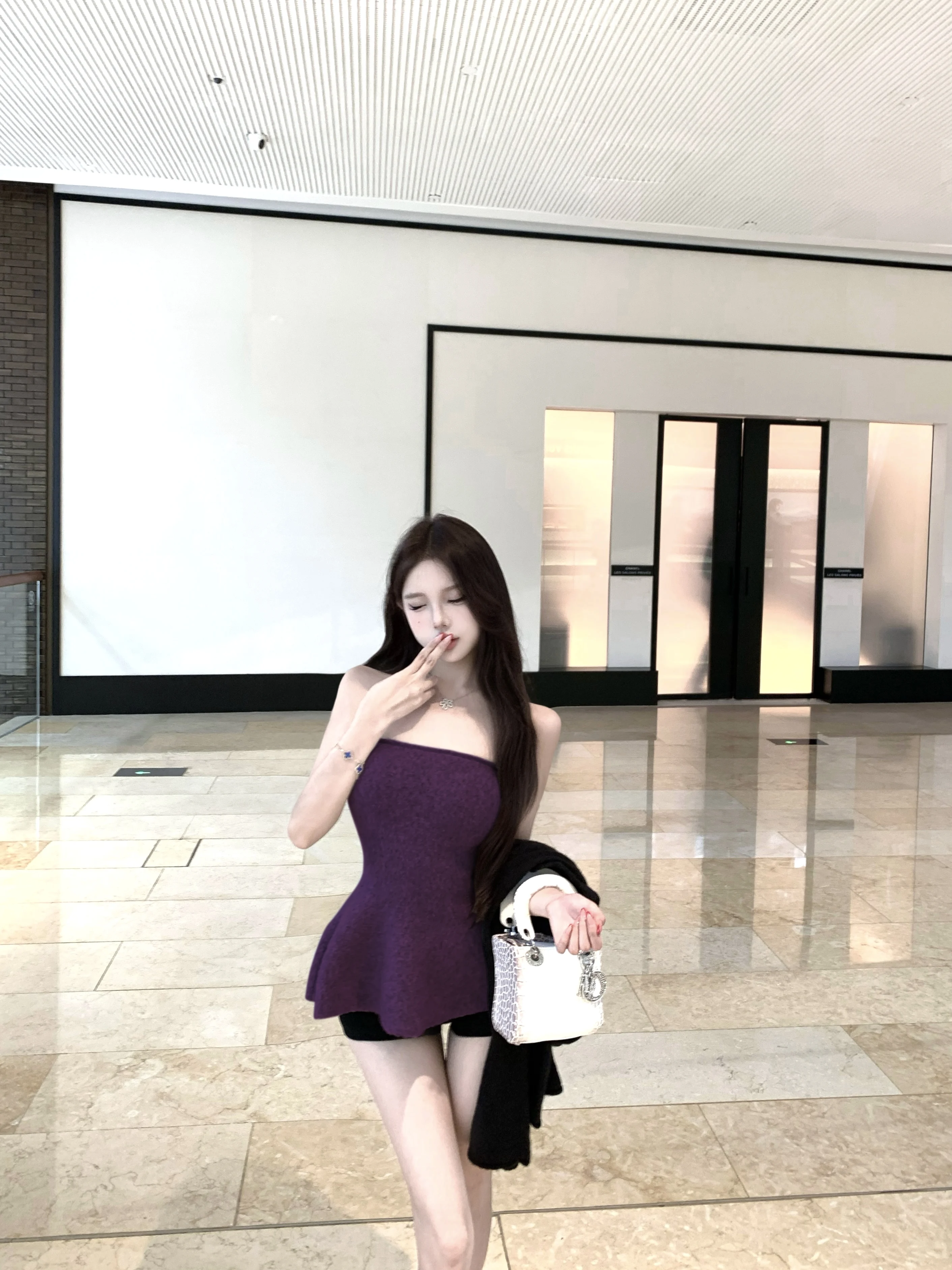 40代の女性が「夏のセクシーさ」を自然に保つには？黒の短丈長袖カーディガンの選び方