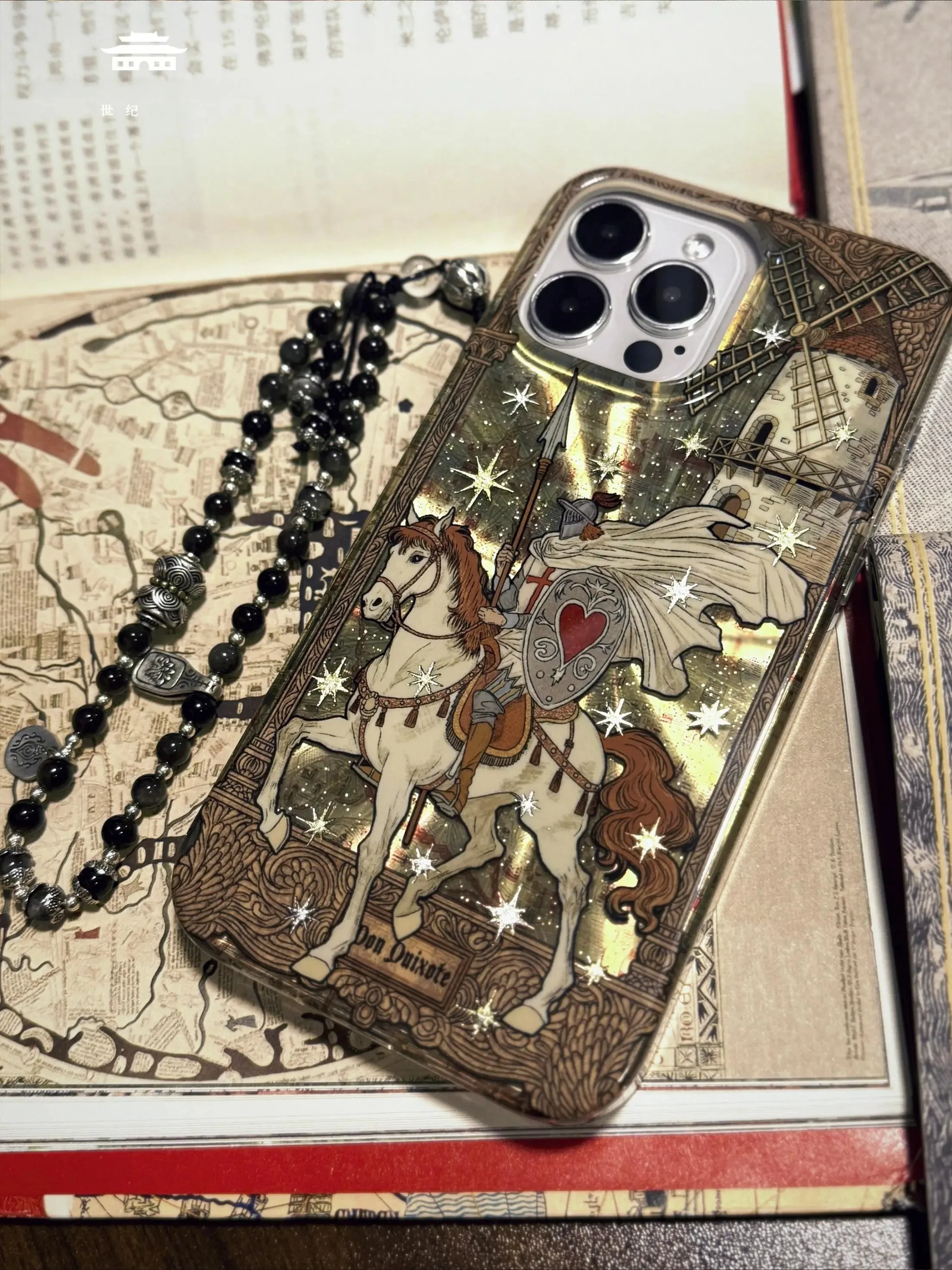 勇敢さを象徴する！レトロなデザインのスマートフォンケース【ゴールド仕上げ・アート調・光沢】