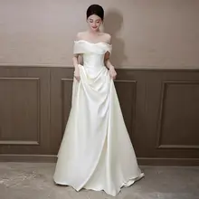 シンプルで上品なデザイン！オフショルダーサテン風軽婚礼衣装【トレイン付き・ウェディング用】