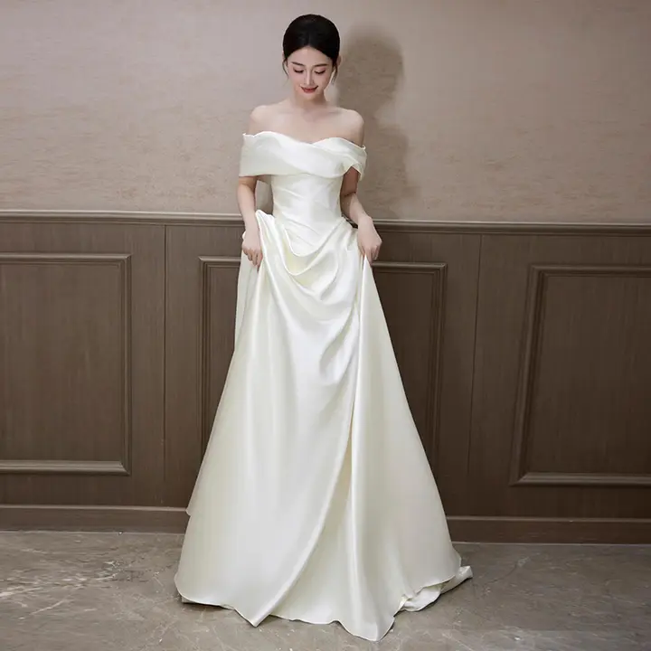 シンプルで上品なデザイン！オフショルダーサテン風軽婚礼衣装【トレイン付き・ウェディング用】