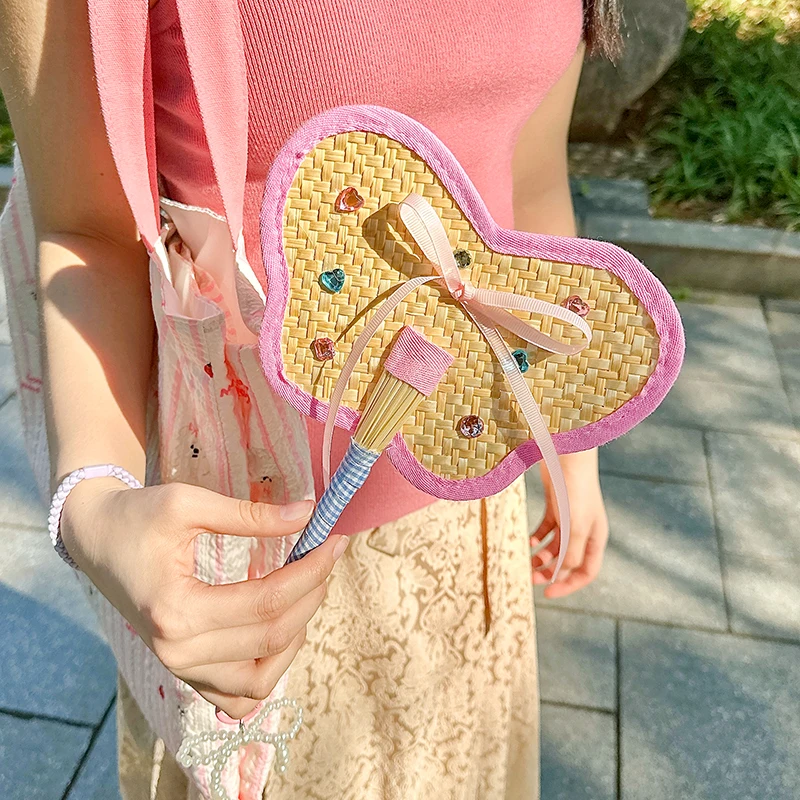 可愛い手編みのミニ扇子：夏用・携帯便利・ハンドファンとしての実用性と季節感