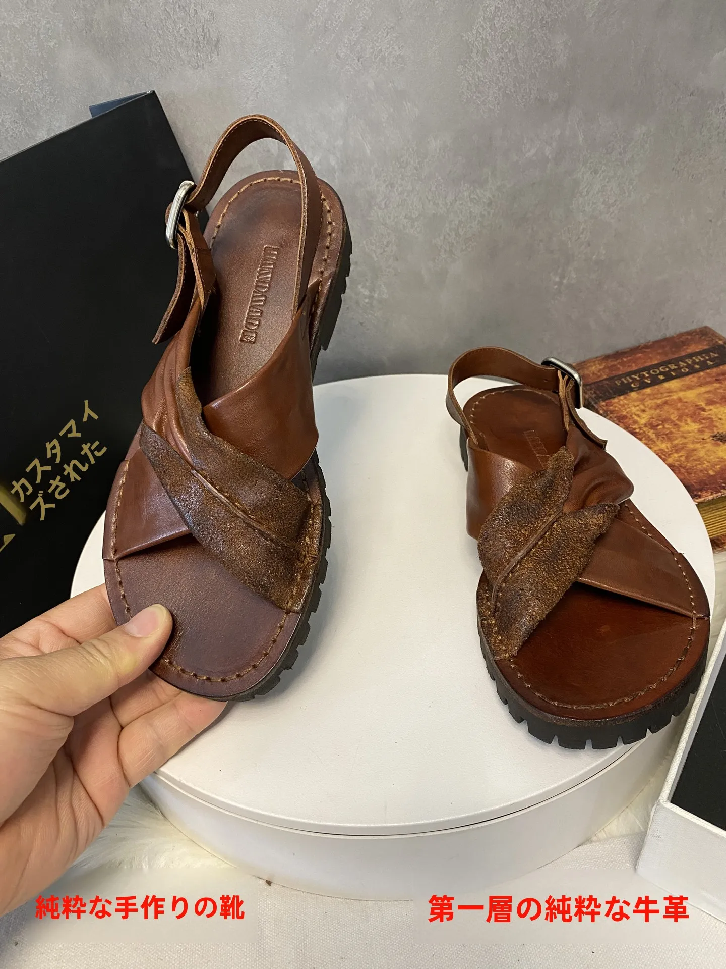 メンズ レザー サンダル で足の痛みを防ぐには？ヴィンテージ風の手作り牛革サンダルが解決するリアルな使い方