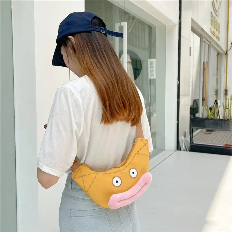 ユニークなデザインのトートバッ  グ：黄色のキャラクターが贈り物に最適なアイテム