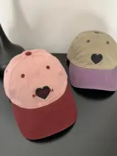 顔を引き立てるキャップ【広めのつば・刺繍ハートデザイン・カラーブロック】