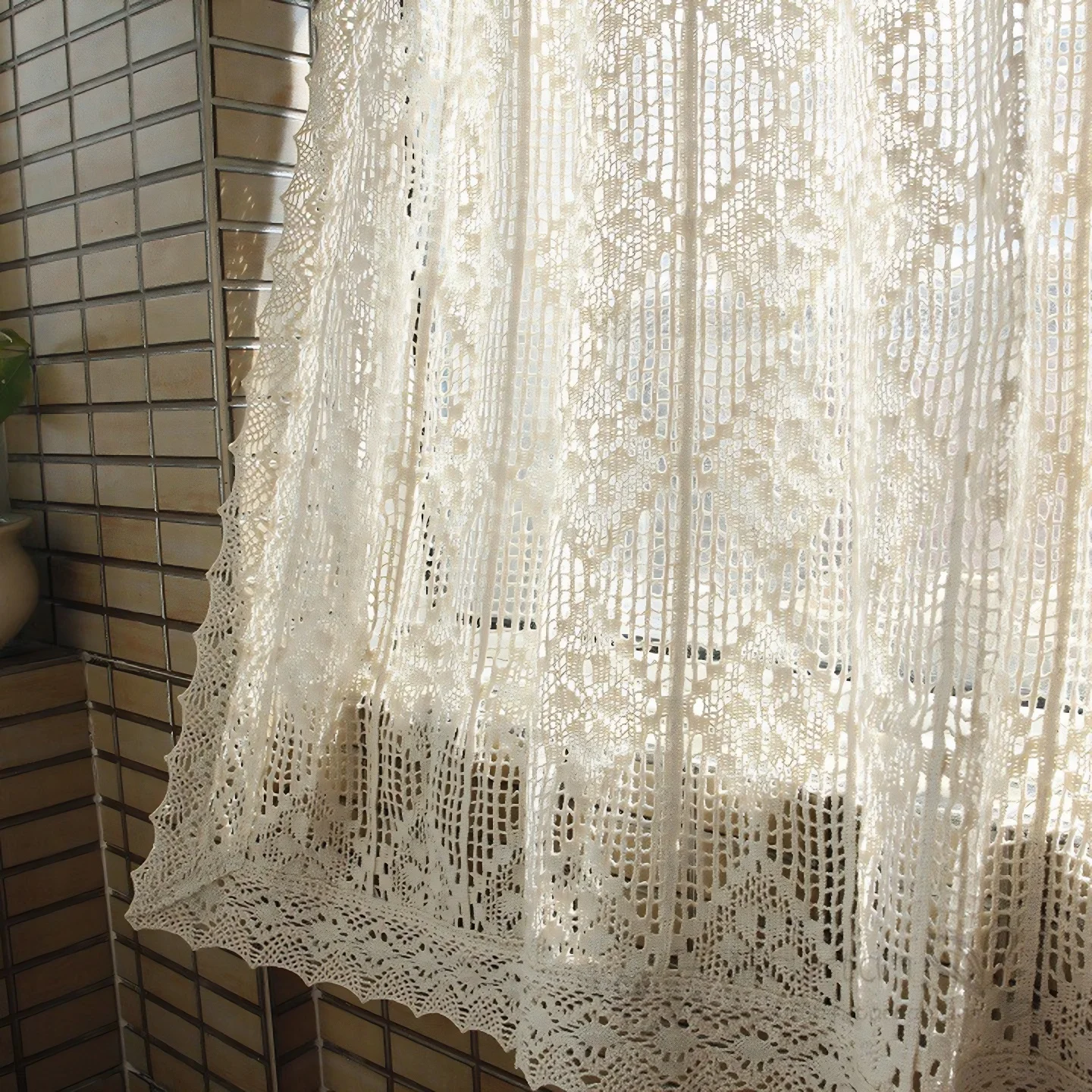 小窓のカーテンを選ぶときに迷うのは、本当に何から？