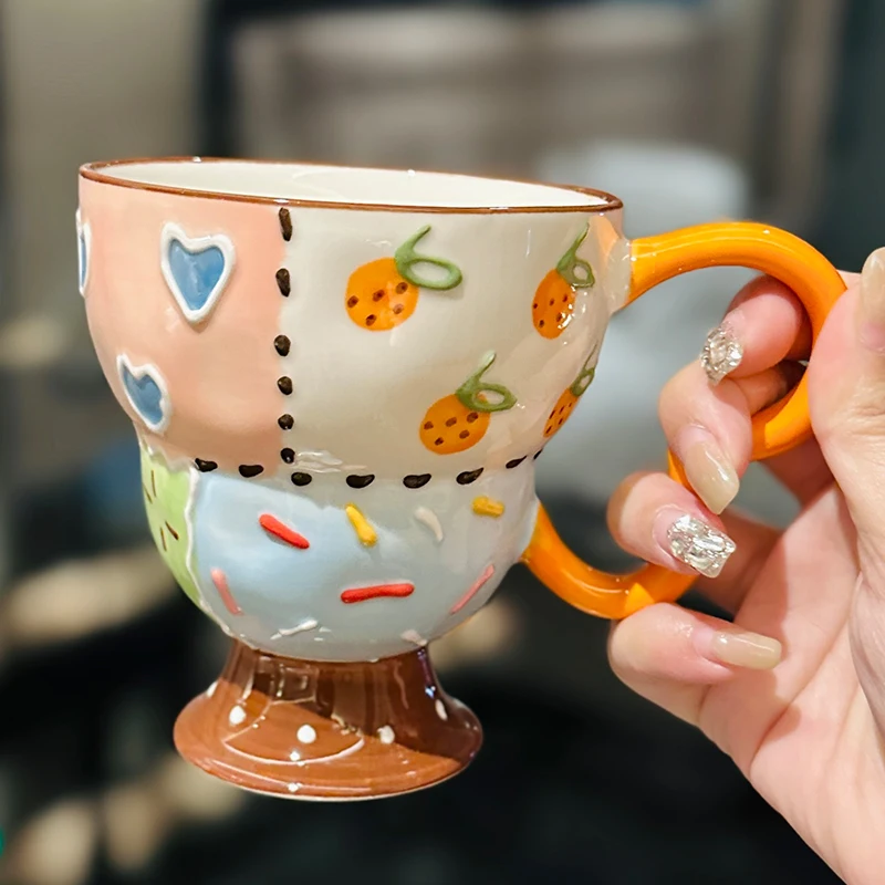 高脚タイプの陶器マグカップ：幅広口でコーヒーに最適なこぼれにくいデザイン