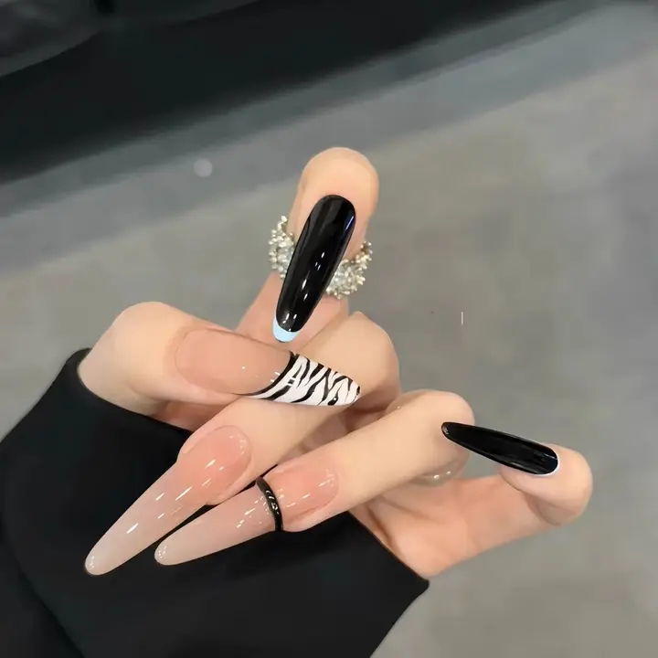 秋冬向けゼブラ柄ネイル【ハンドメイド・ロングタイプ・白系】