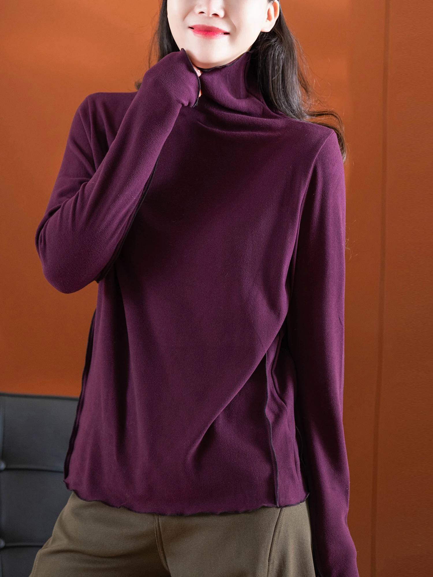 タートルネックTシャツはどんなもの？女性にぴったりの「甘さと立体感」が融合した1着が今、注目されています