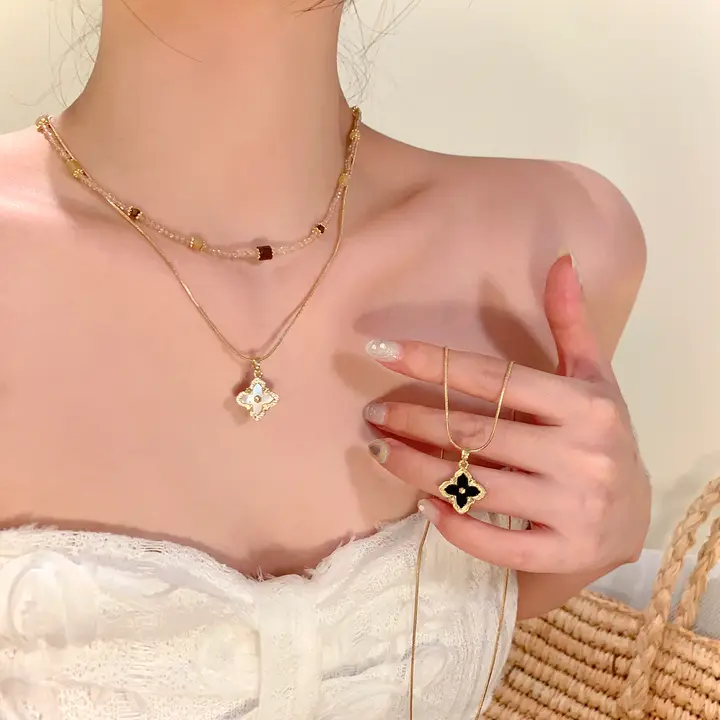 シンプルな黒白リバーシブル四つ葉の花ネックレス【重ね付け対応】