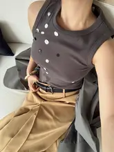 グレーのスパンコール入りタンクトップ【短袖・スタイリッシュ・Uネック・フィットデザイン】