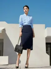 ブルーストライプのシャツとタイトスカートのビジネススーツ【女性用・ホストシーン対応】（セットアップ対応）