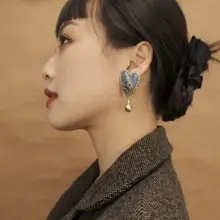 BOMBCACA 手作りドライフラワー使用のゴールド水滴デザインイヤリング【ハート形・エレガントスタイル】