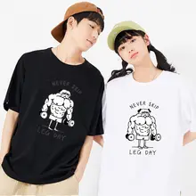 レッグデイを楽しもう！カジュアルなユーモアデザインのコットンTシャツ【男女兼用・ゆったりサイズ】